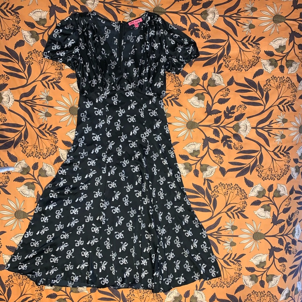 NWOT Betsey Johnson Size 4 Silk Bow covered dress